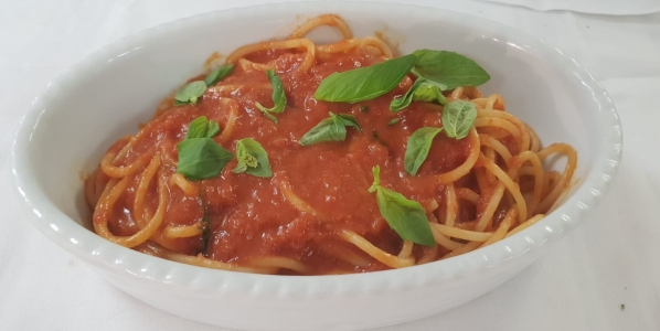 Pasta with tomatoes and basil